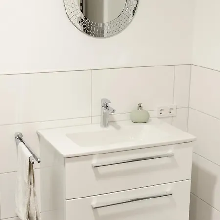 شقة Modernes Mit Eigener Terrasse & Garten آلين