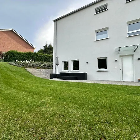 Modernes Mit Eigener Terrasse & Garten آلين