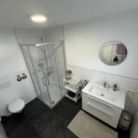 Modernes Mit Eigener Terrasse & Garten