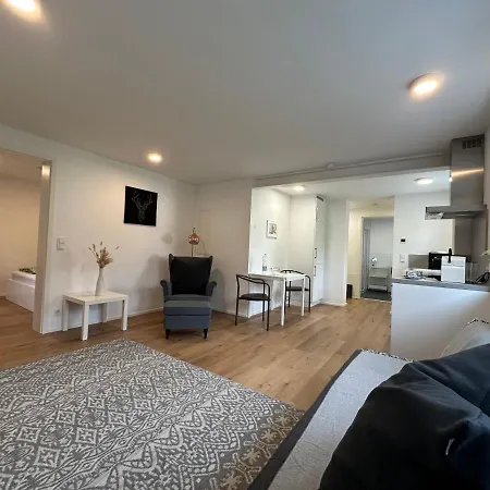 Modernes Mit Eigener Terrasse & Garten *